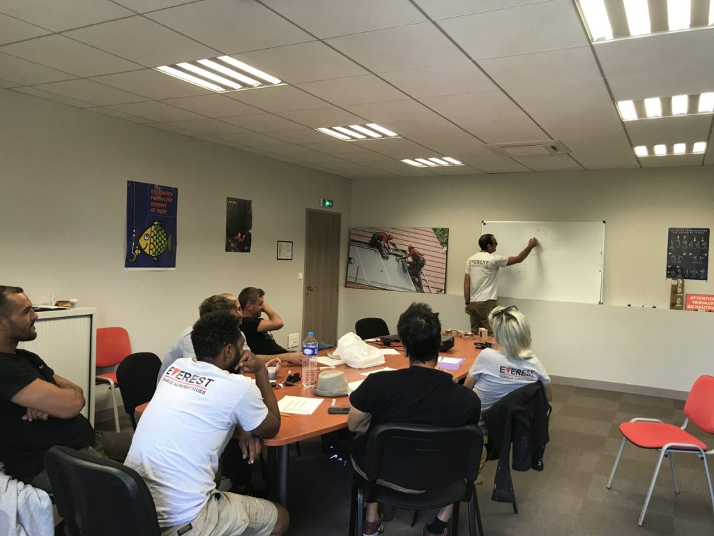formation cordiste securite Everest en salle de réunion