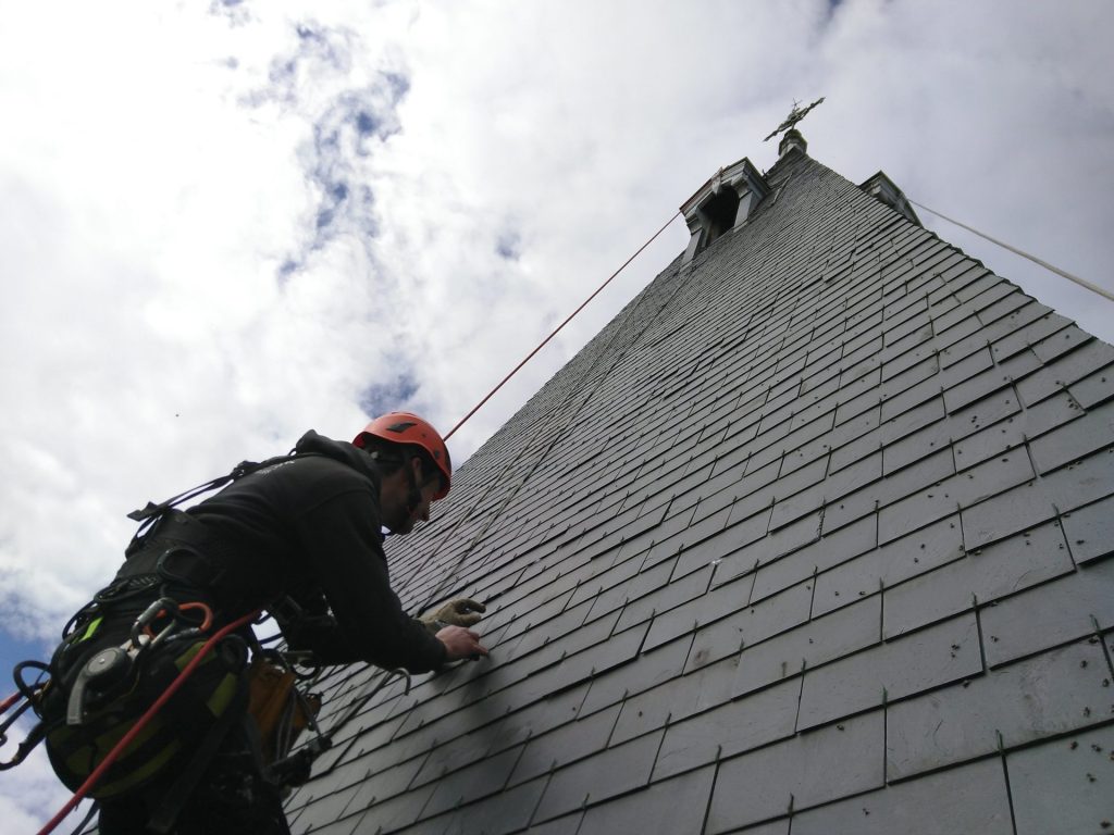 réparation par Everest de tuiles d'église déplacées par le vent