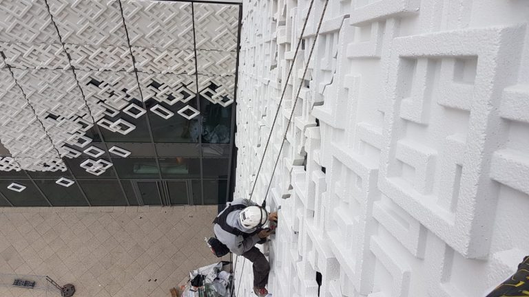 pose projecteurs façade la part dieu Everest